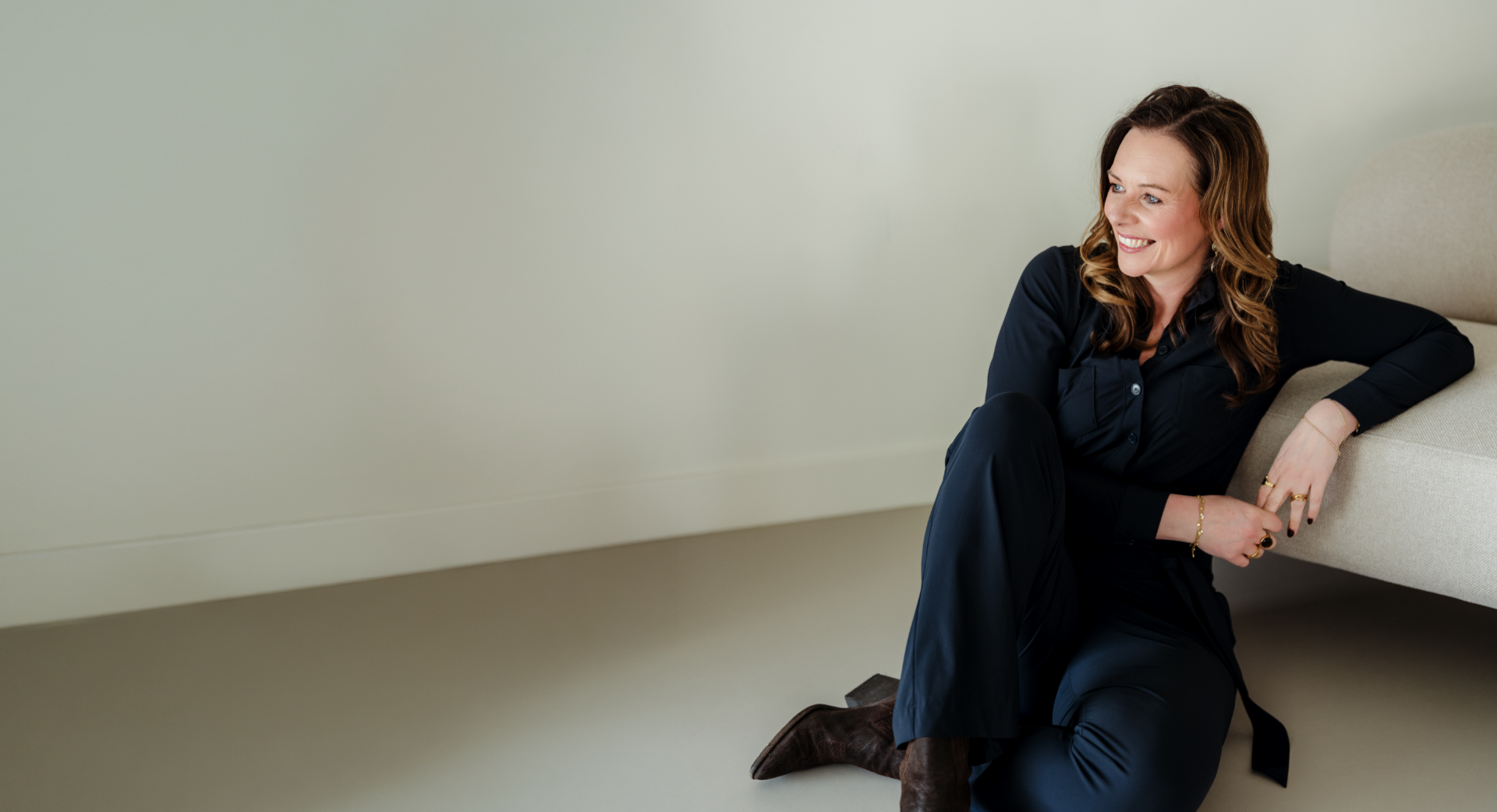 Ingrid Staal op een bank